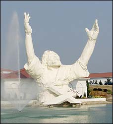 King of Kings statue, Solid Rock Church, Monroe, Ohio.